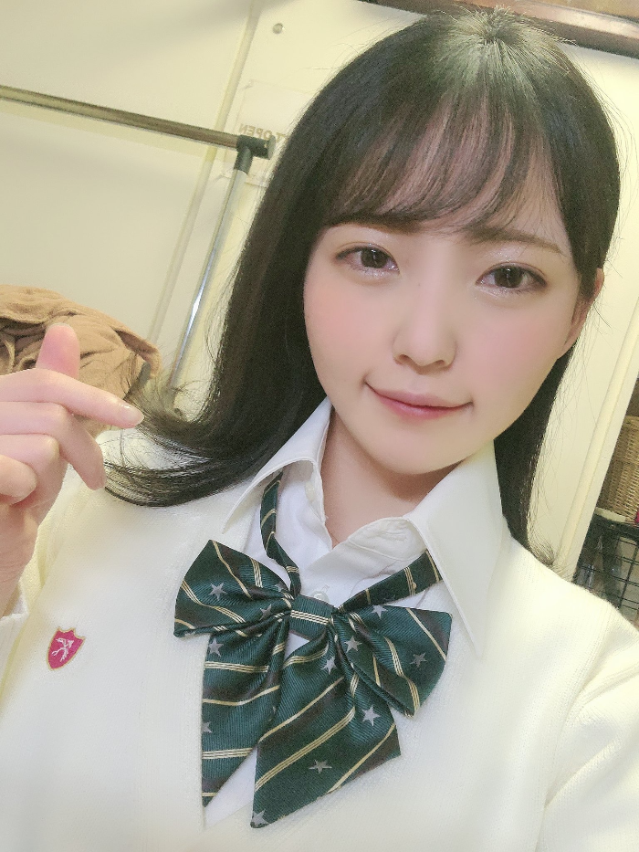 손가락 하트를 날리는 미노시마 메구리(Meguri Minoshima)