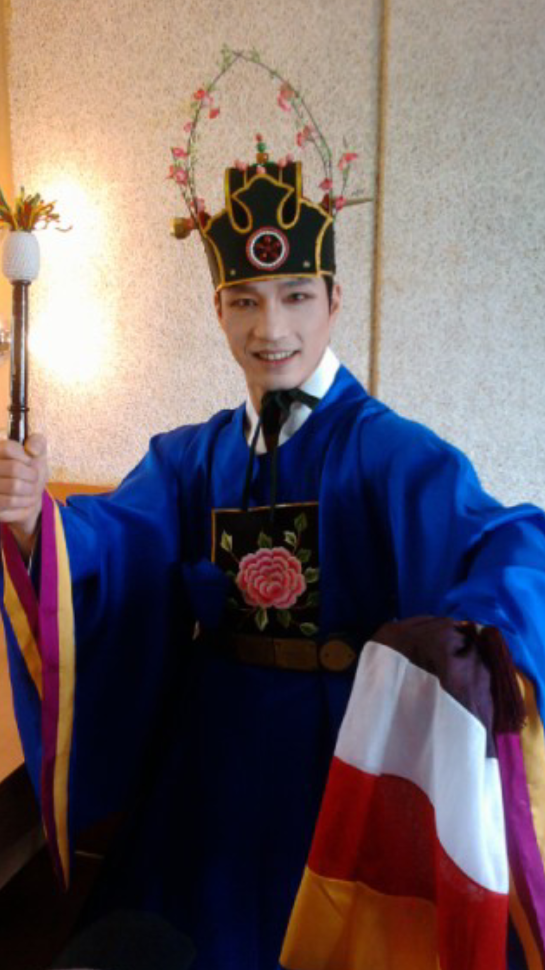 한국 궁중무용(정재)과 민속무용은 의상(복식)과 장신구에서 어떤 차이점