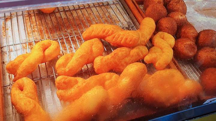 생방송오늘저녁 꽈배기 쫄깃쫄깃한 반죽과 시나몬 설탕과의 케미 종로 광장시장 맛집 추천