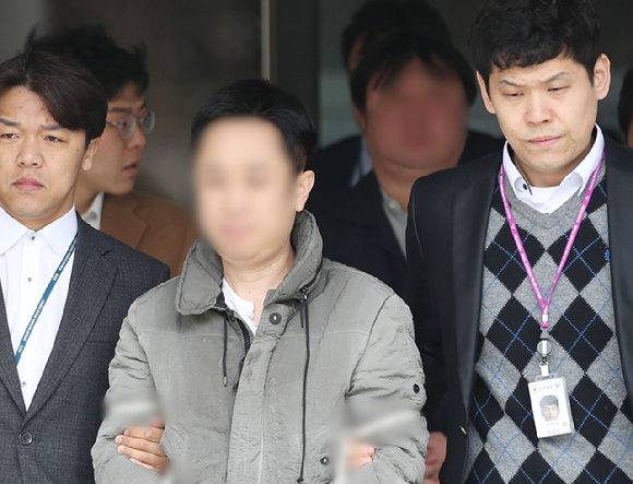 수백억원대 탈세 혐의로 재판에 넘겨진 서울 강남구 클럽 '아레나'의 전 실소유주에게 징역 8년과 벌금 544억원의 형이 확정됐다. 지난 2018년 3월 25일 탈세 의혹을 받는 서울 강남의 클럽 '아레나' 실소유주 강 모 씨와 사장 임 모 씨가 서울중앙지법에서 열린 구속 전 피의자 심문(영장실질심사)에 출석 후 법원을 나서고 있다. [사진=뉴시스]