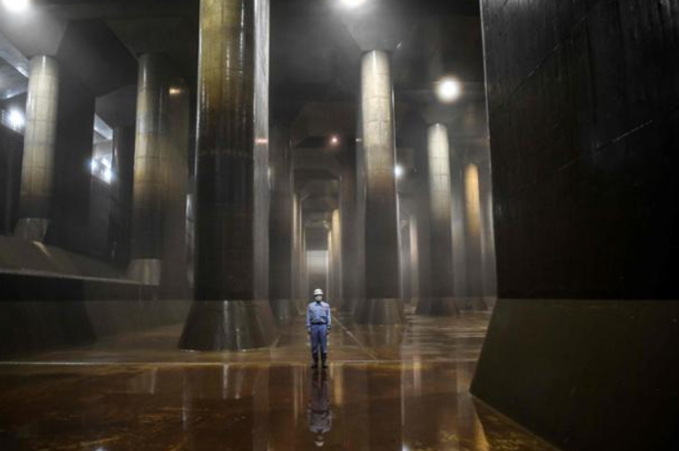 지하터널에서 한 사람이 정면을 보고 찍은 사진