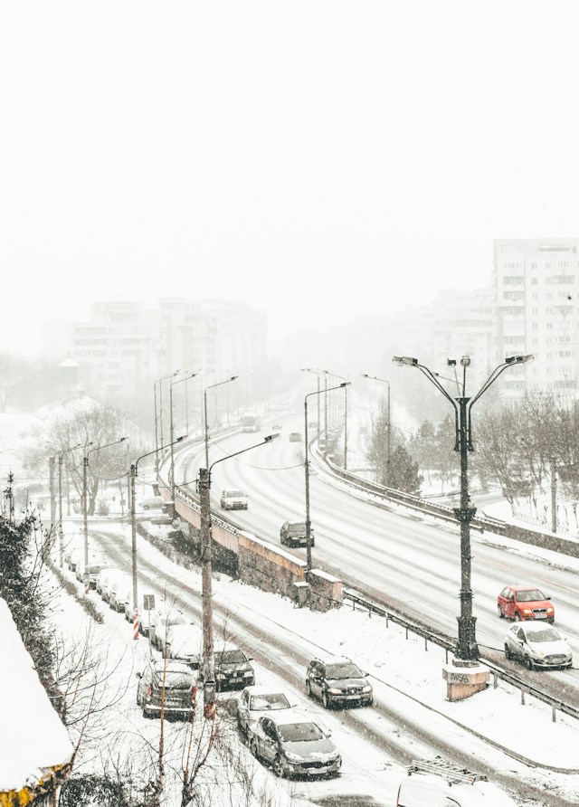 겨울철 도심을 주행 중인 자동차