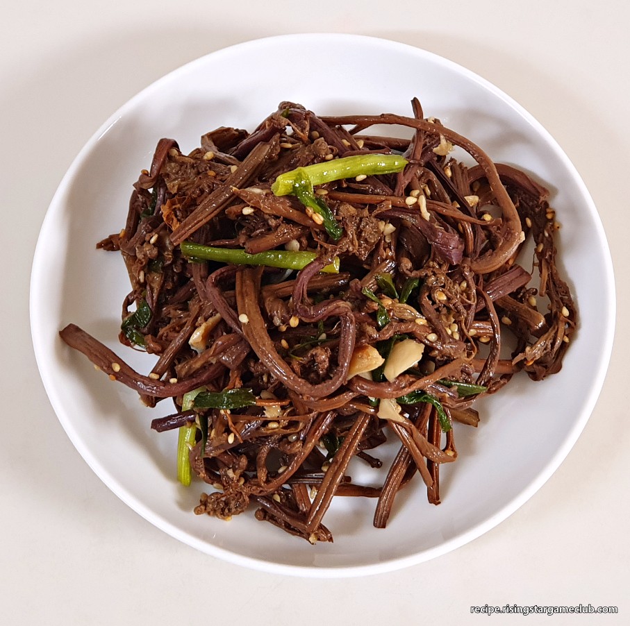 고사리나물을 맛보기 위해 접시에 담아 놓은 사진