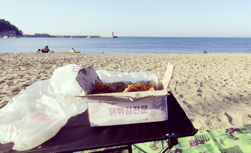 바다에서 먹는 치킨
