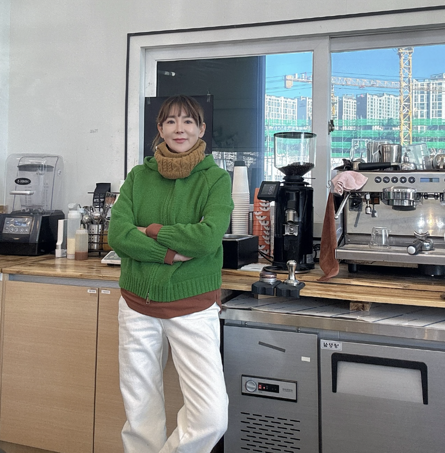 이상아 애견카페에서 촬영한 일상 모습 사진