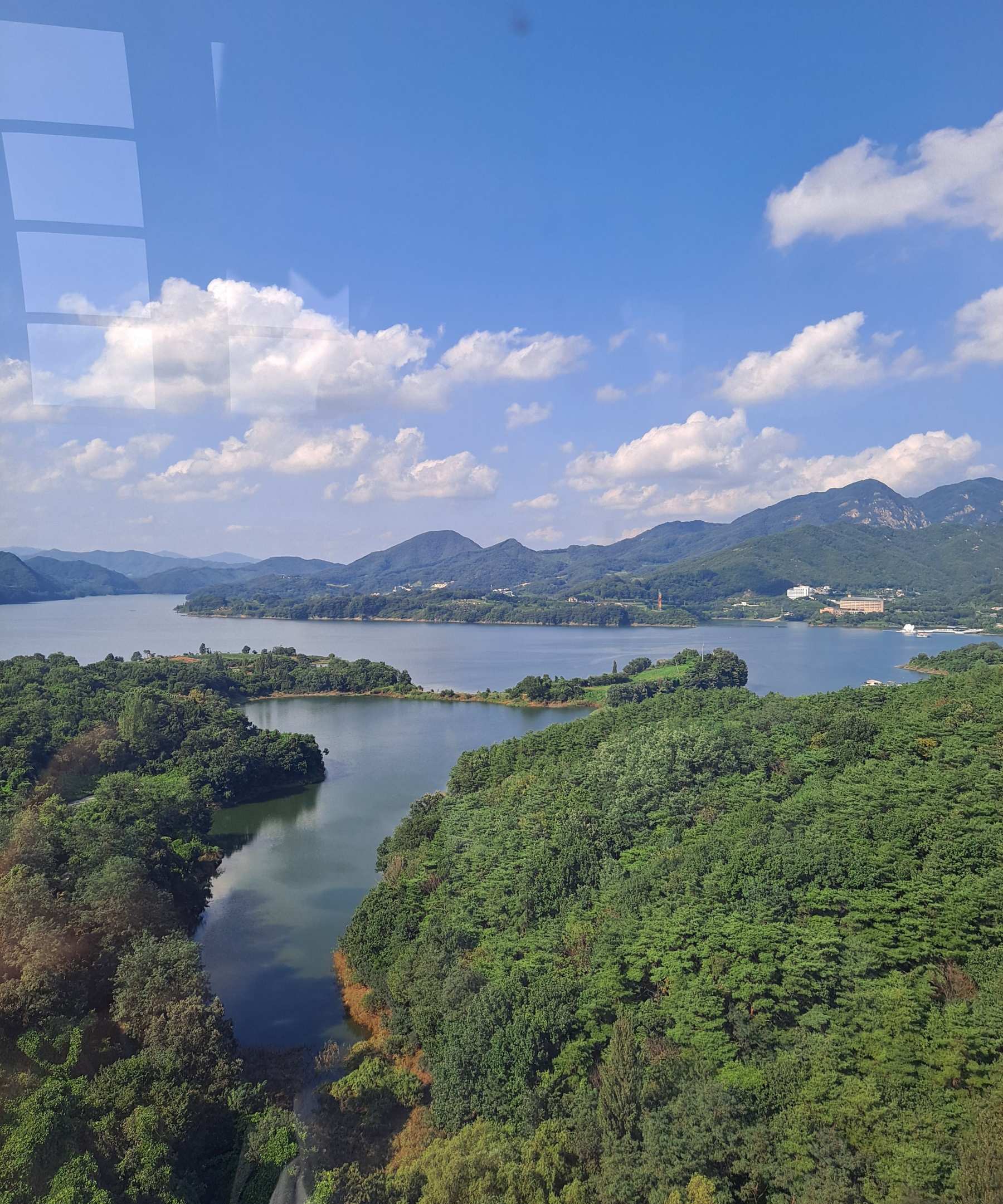 케이블카 바깥 호반배경