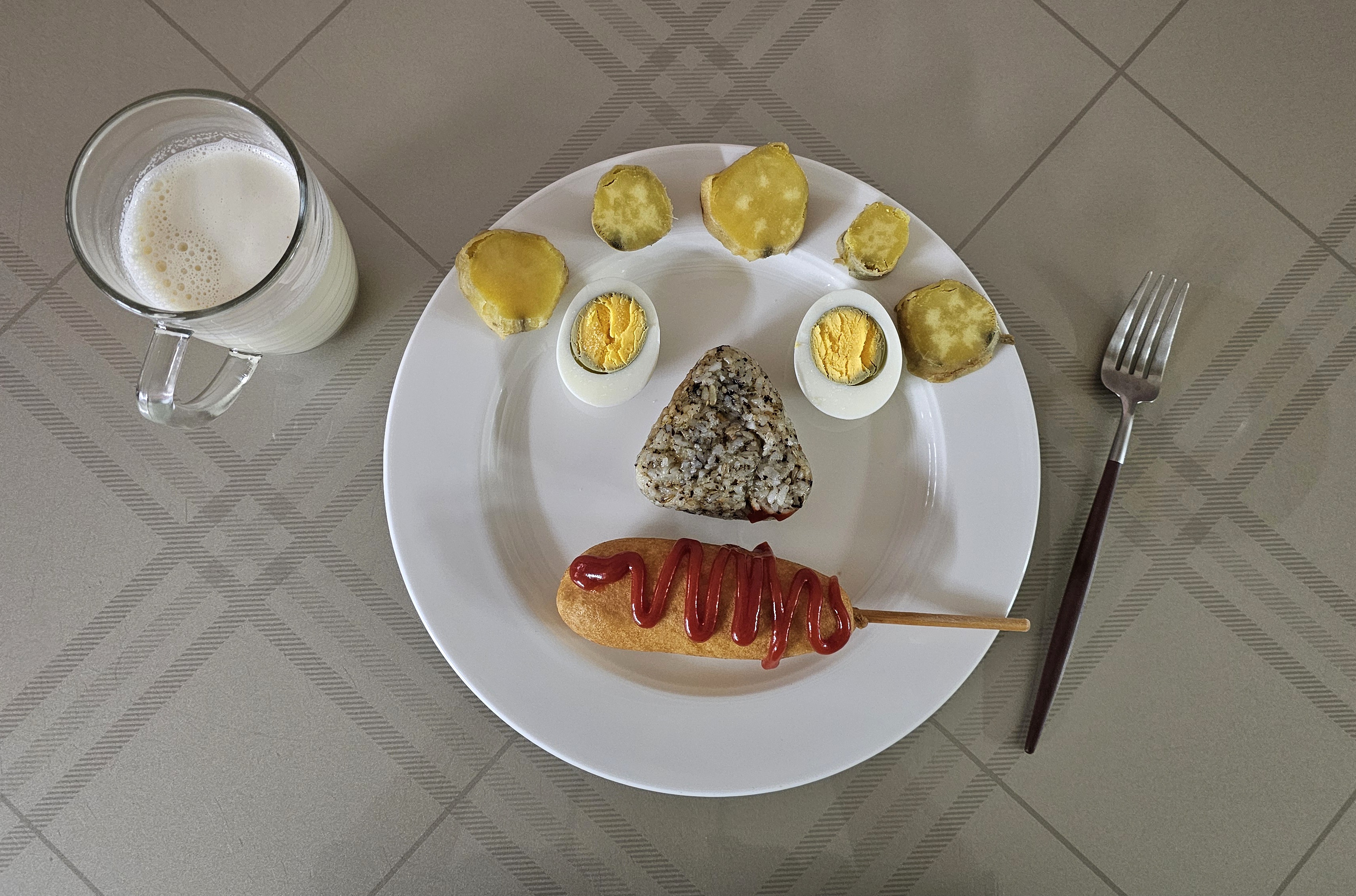 삼각김밥과 핫도그를 곁들인