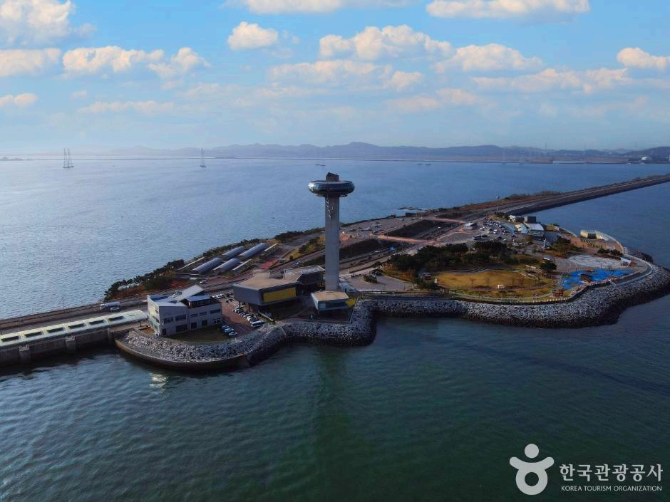 바다한가우데 공원이 조성되있고 전망대가 우뚝솟아있다.