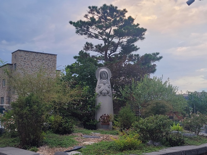 임당동성당 성모동산 성모자상 사진