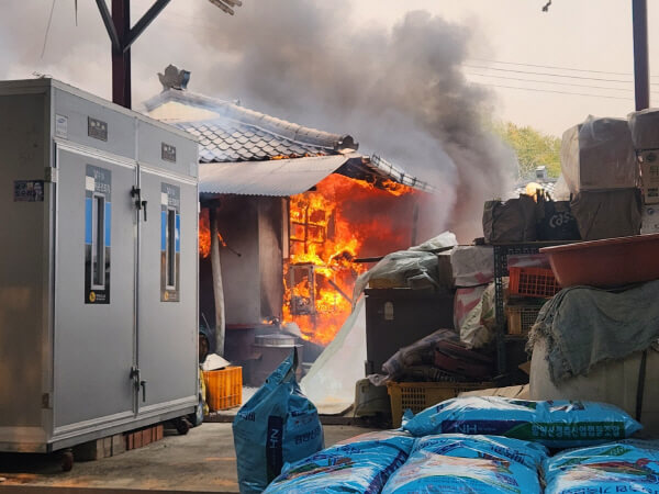 계속되는 강풍 속 산청 산불, 대원 2명 사망 2명 실종…