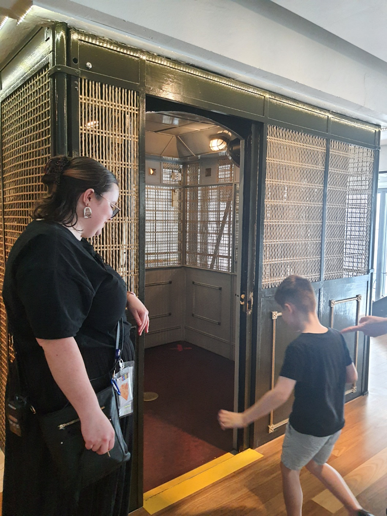 클락타워로 올라가는 구 엘리베이터