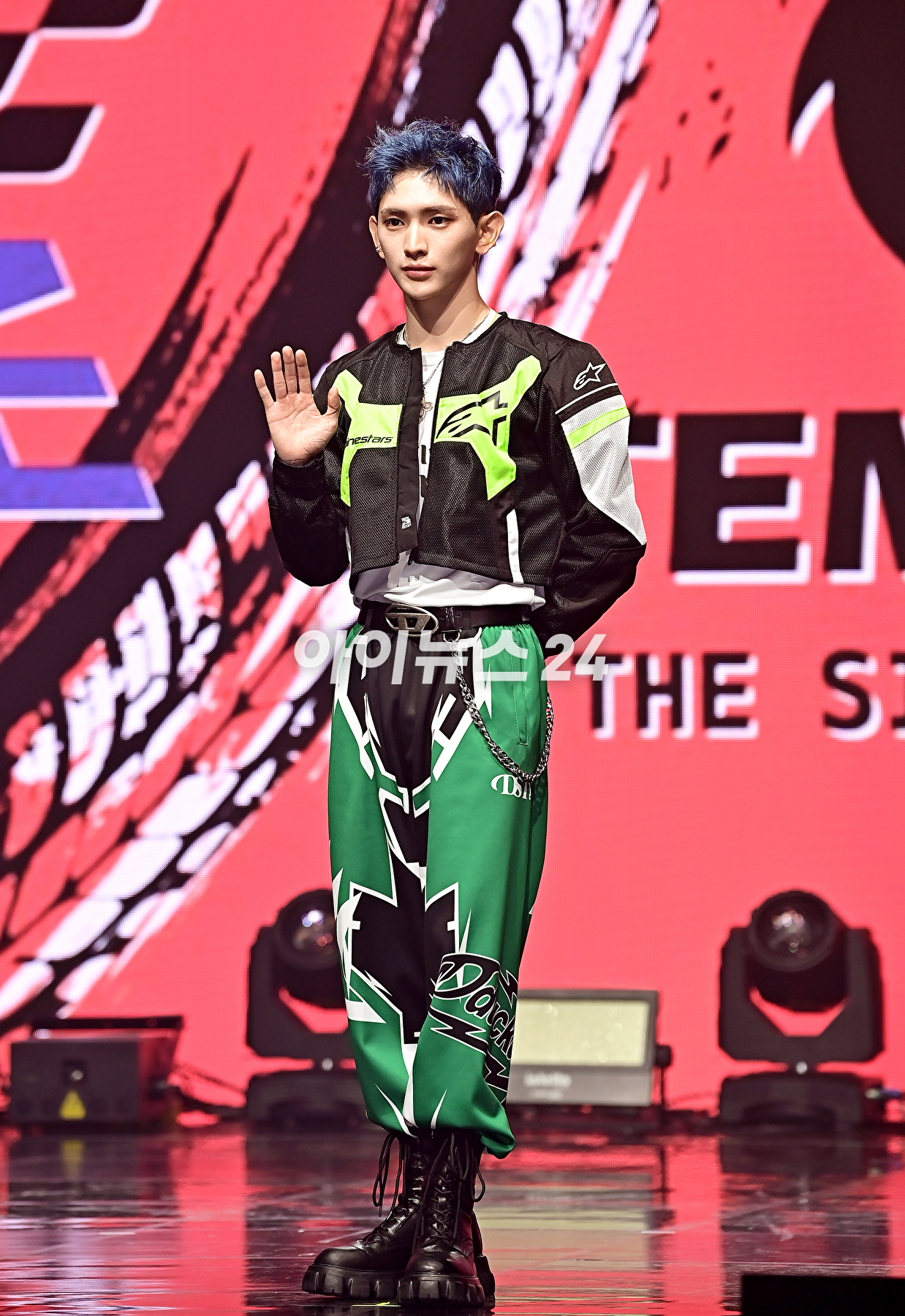 그룹 템페스트(TEMPEST) 루가 20일 오후 서울 목동 로운아트홀에서 열린 첫 번째 싱글 앨범 '폭풍 속으로' 쇼케이스에서 포토타임을 갖고 있다. [사진=곽영래 기자]