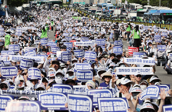 대한의사협회가 의대 증원과 관련해 집단 휴진에 돌입한 18일 서울 영등포구 여의도 환승센터 주변에서 열린 대한의사협회 전국 의사 총궐기대회에서 참석자들이 손팻말을 들고 있다. [사진=뉴시스]