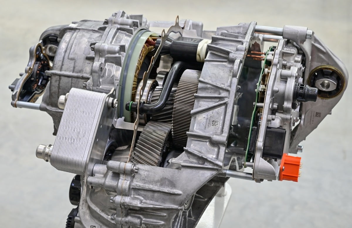 테슬라 모델 Y의 전륜 구동에 사용되는 158kW 전기 모터.