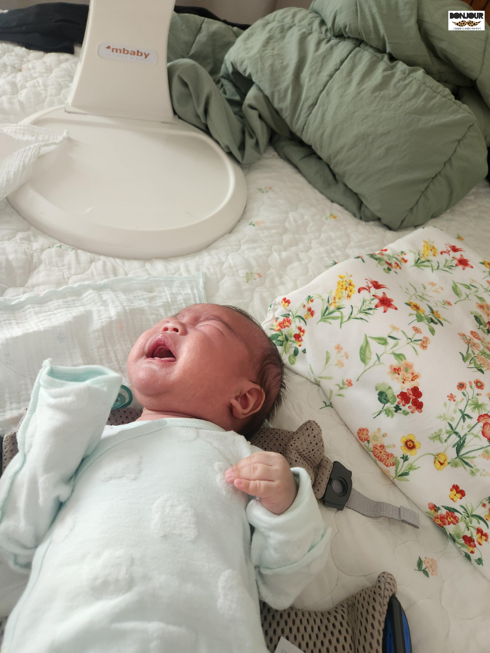 생후 50일을 맞이한 아기가 우는 모습