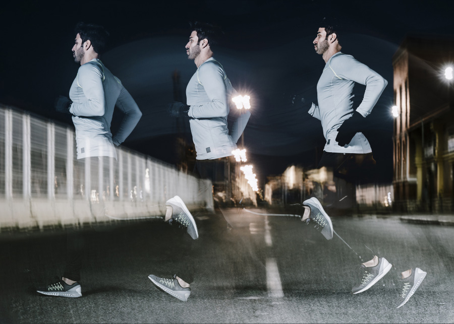 검은 밤거리를 배경으로 한 서양 남성이 달리기를 하고 있는 것을 슬로우 컷으로 3컷을 찍어서 연속 사진처럼 편집해 놓은 사진