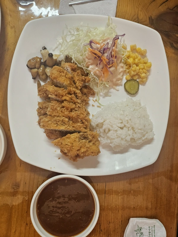 접시-돈까스-버섯-야채샐러드-콘옥수수-피클-소스따로돈까스