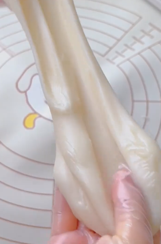 숟가락으로 우유모찌를 떴을 때 쫀득하게 늘어나는 질감 사진