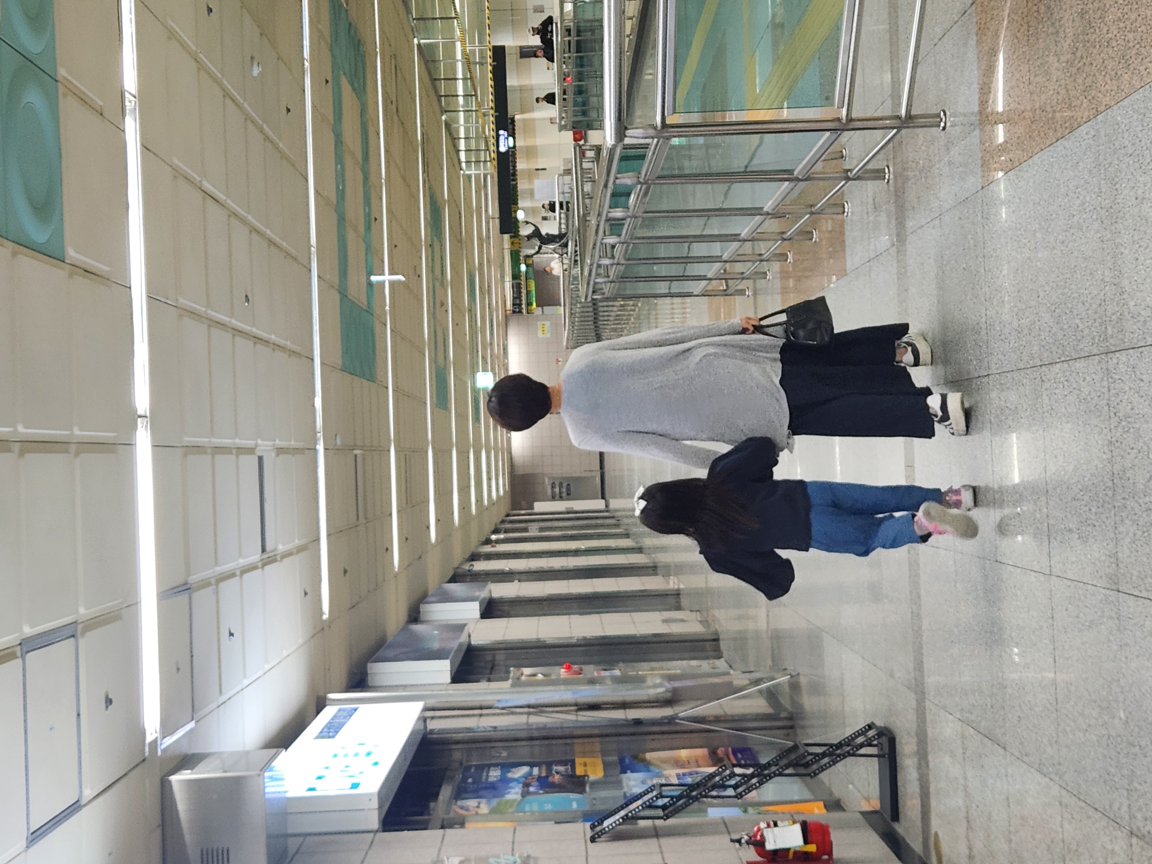 유치원 상담 받으러 가는 엄마와 딸