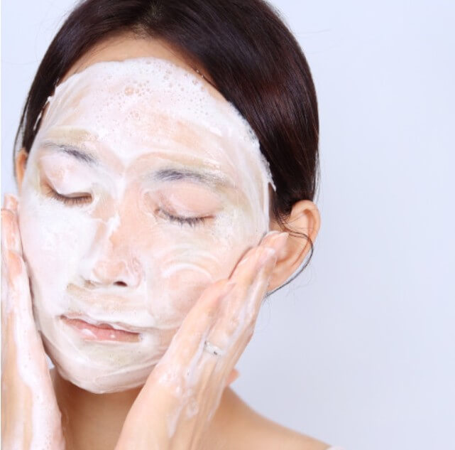 폼클렌징을 얼굴에 사용하고 있는 모습