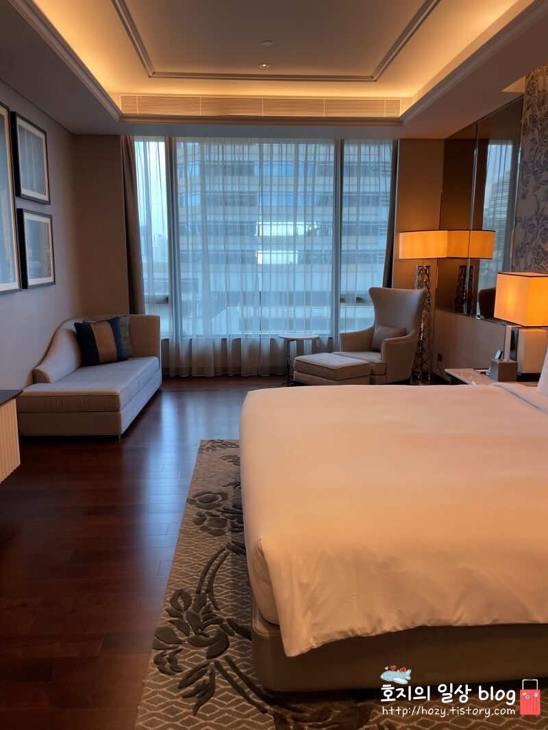 방콕 신돈켐핀스키 그랜드 이그제큐티브 스위트룸 침실1