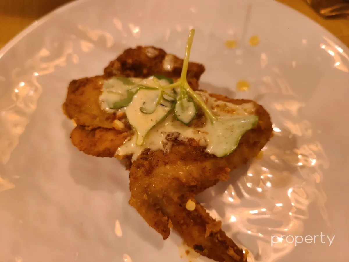 탄두리치킨-한조각-흰색소스와고수가올려진