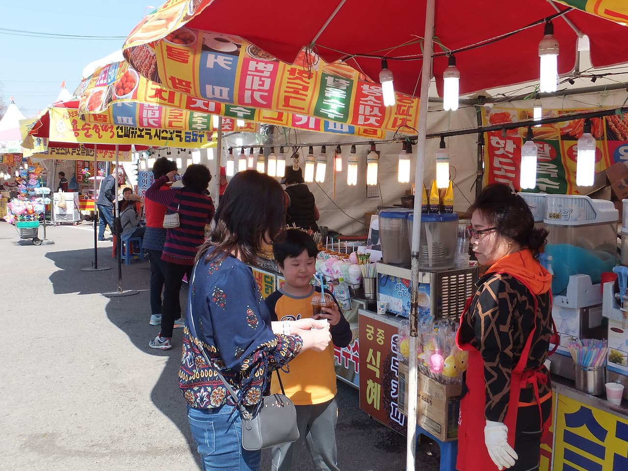 축제에서 슬러시를 사먹는 똘망이