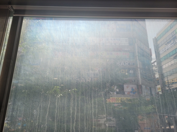 유리창에 물때가 가득하다.