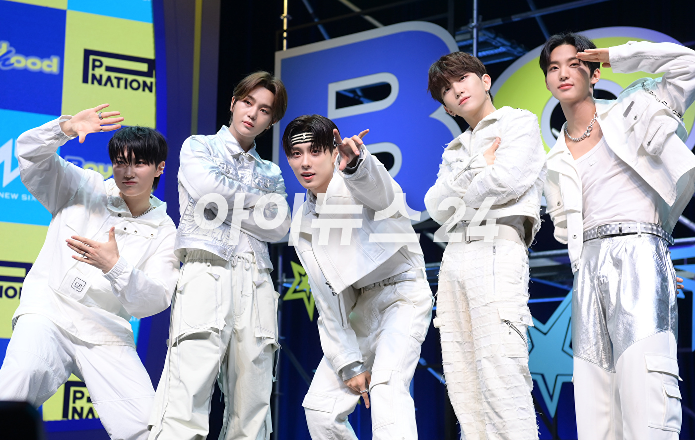 그룹 더뉴식스(TNX)가 7일 오후 서울 한남동 블루스퀘어에서 열린 더뉴식스 세 번째 미니 앨범 '보이후드'(BOYHOOD) 미디어 쇼케이스에 참석해 타이틀곡 '킥 잇 포 나우'(Kick It 4 Now) 무대를 선보이고 있다. [사진=정소희 기자]