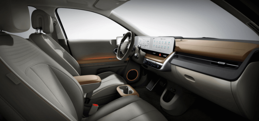 아이오닉5의 실내모습 옆에서본모습