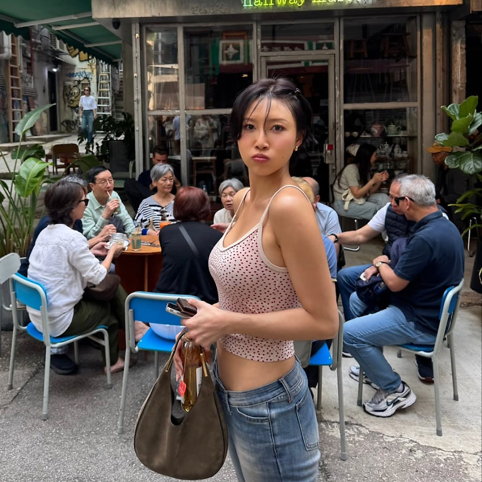 밀착되는 브라운 컬러 도트 나시티를 입고 우아하고 관능적인 실루엣을 뽐내는 화사