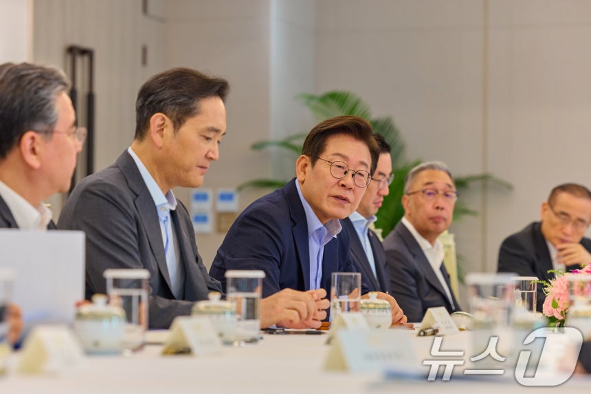 이재명 대통령이 19일 서울 용산 대통령실 청사에서 열린 미일 순방 동행 경제단체 및 기업인 간담회에서 발언하고 있다.