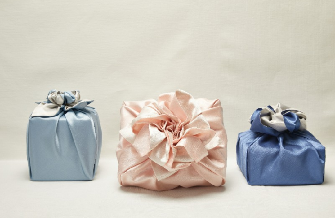 선물 꾸러미가 가지런히 놓여있다.