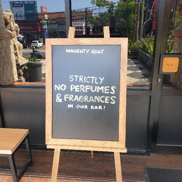 발리 카페 투어: 발리 꾸따(Kuta) 지역의 Naughty Goat Coffee Artisans_입간판