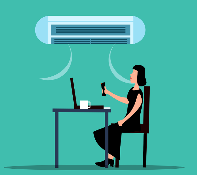 에어컨 리모컨으로 온도 조절하는 여성 모습