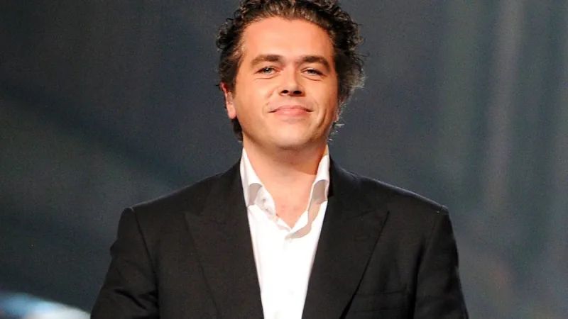 검은 자켓을 입고 미소 짓는 미션 임파서블 7 음악 감독 론 밸프