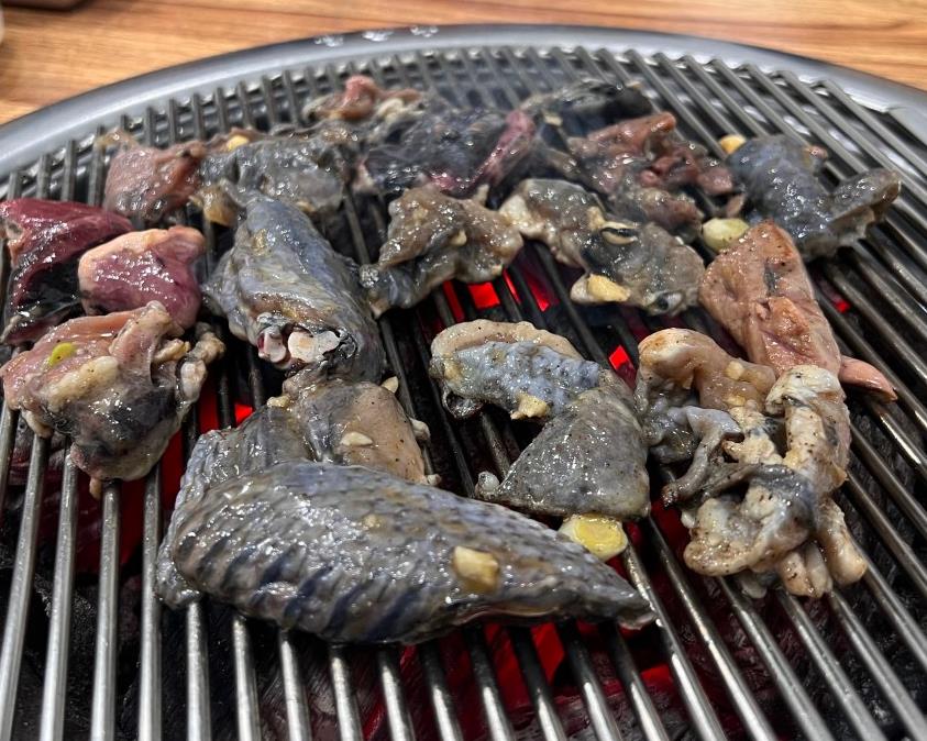 숯불위에 올라간 동네한바퀴 양구 오골계숯불구이