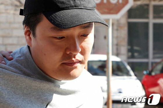 체포된 권도형 테라폼랩스 대표의 얼굴 모습