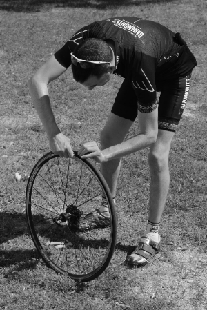 자전거 정비를 하며 부품을 확인하는 모습