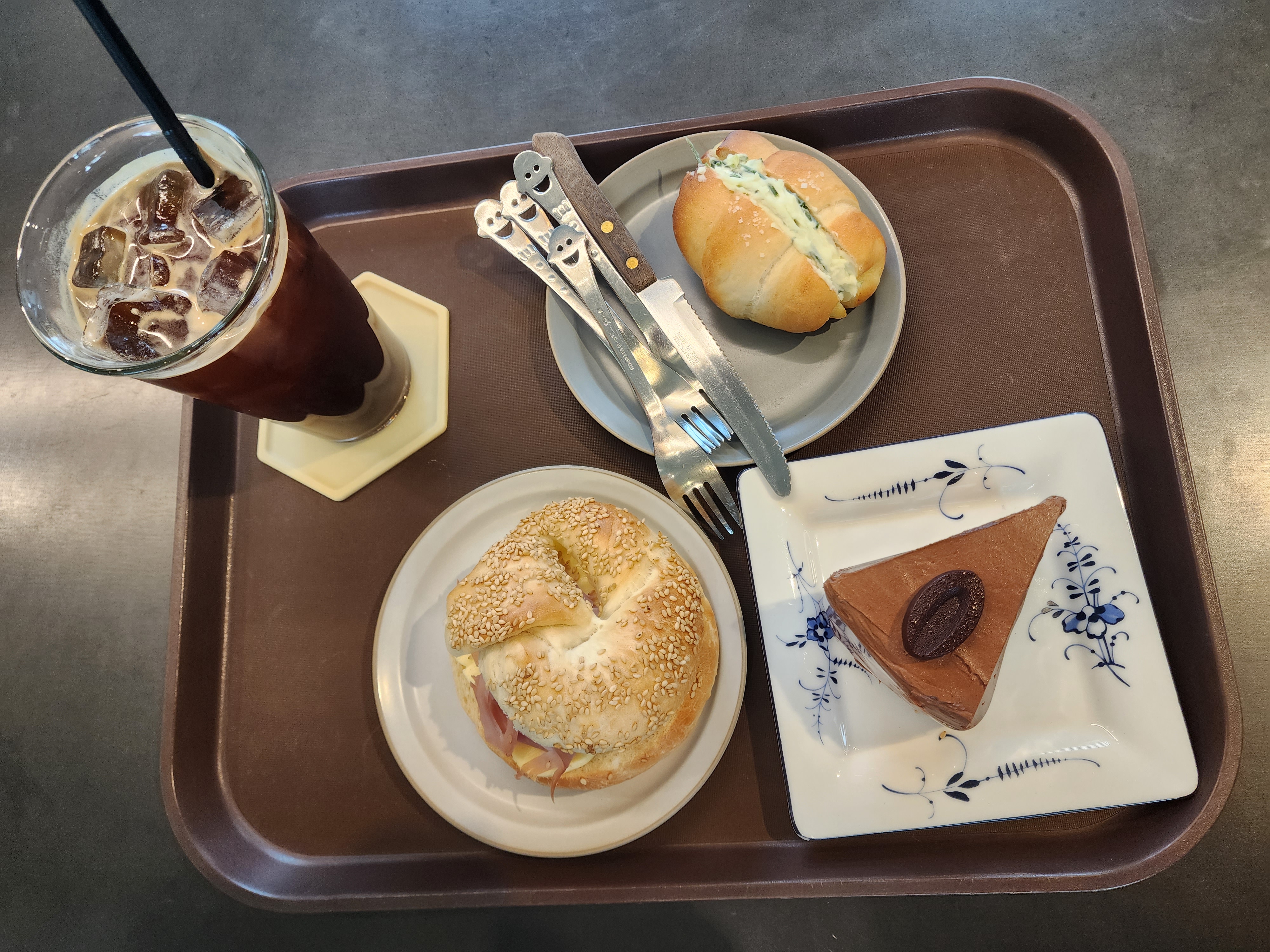 아메리카노, 쪽파 크림 소금빵, 잠봉 베이글, 초콜릿 케이크