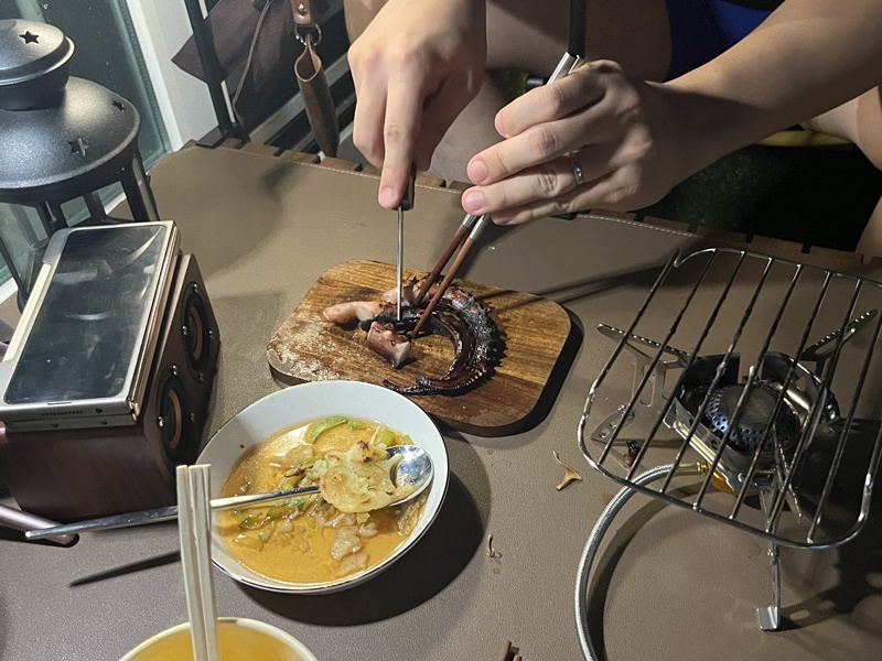 요리된 가문어 써는장면