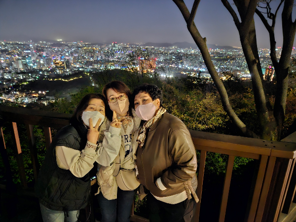 야경을 베경으로 기념사진