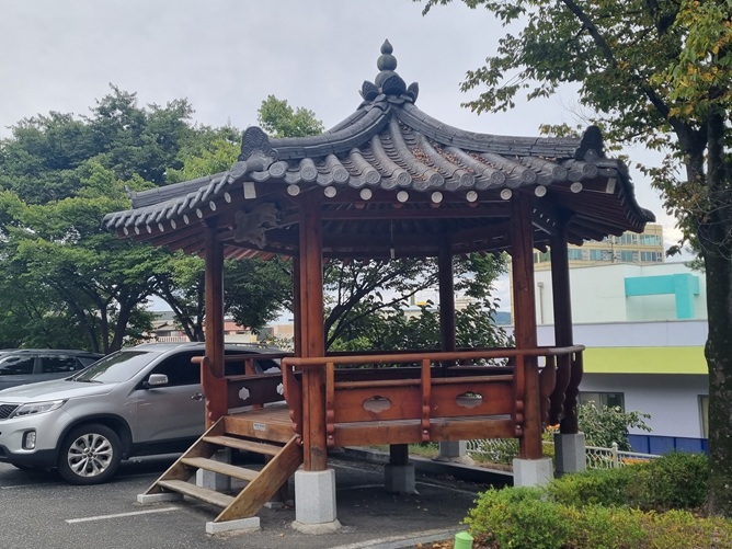 안동 목성동 주교좌성당 정자 사진