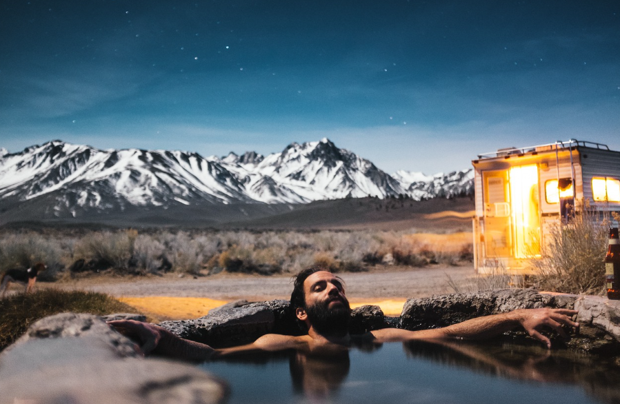 온천 vs. 해변 봄철 세계 여행지 비교: 휴양&amp;#44; 비용&amp;#44; 만족도