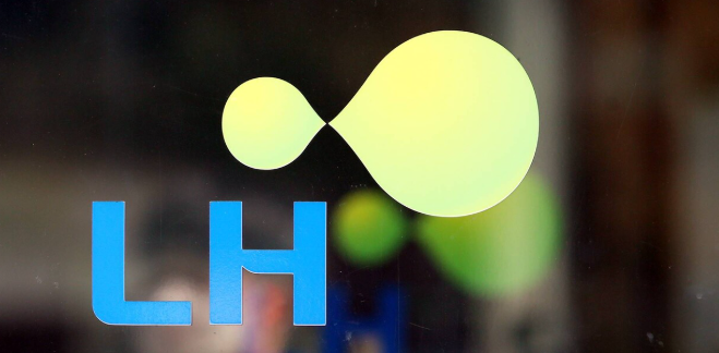 LH 로고가 붙어 있는 유리창