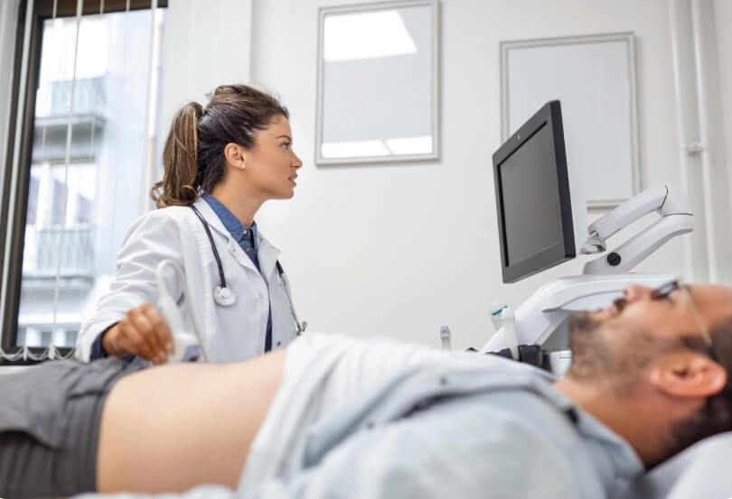 복부 초음파 검사 중인 모습