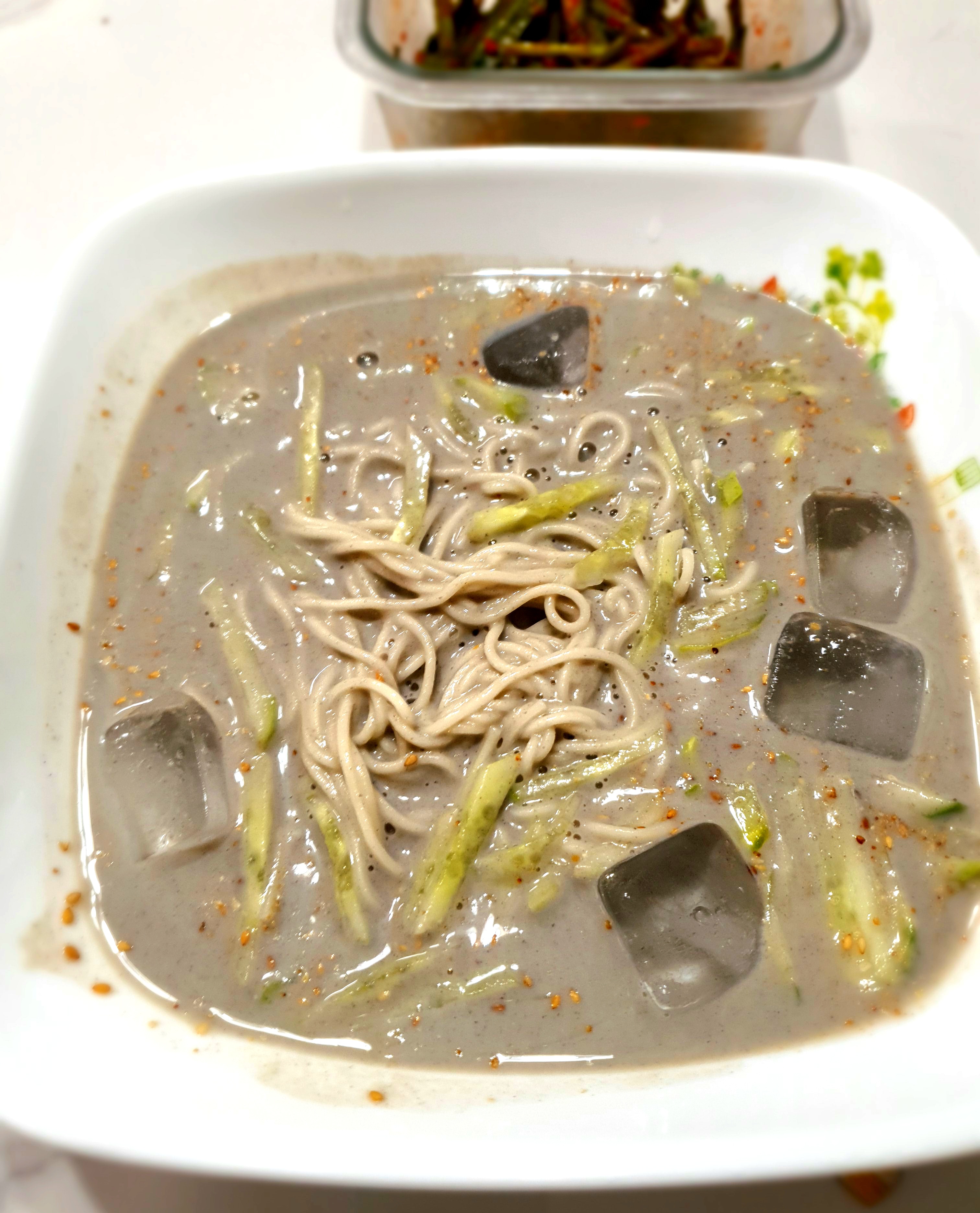 시원한-콩국수는-여름에-먹기-좋아요.
