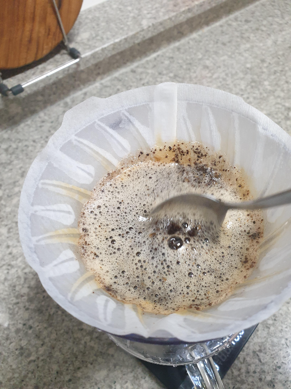 푸어가 완료된 후 스푼으로 저어주는 모습