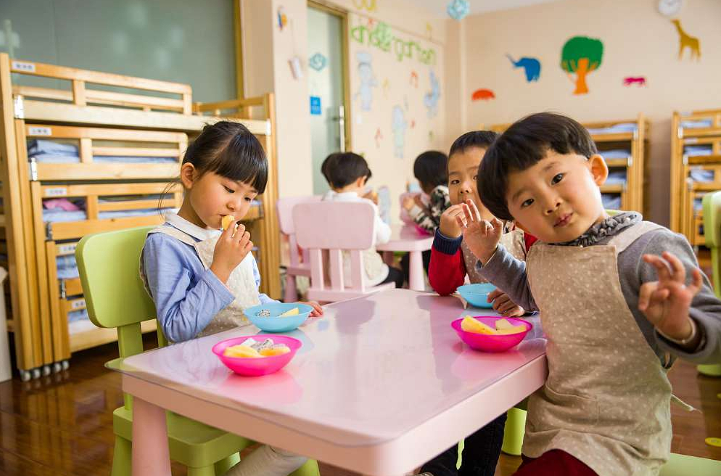 음식을 먹는 저소득층 아이들