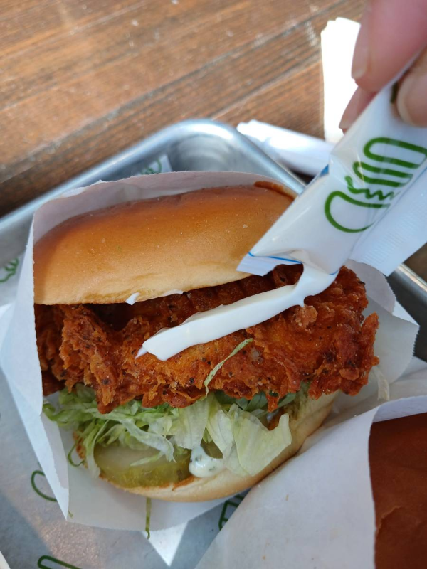 치킨쉑에 마요네즈 뿌리다